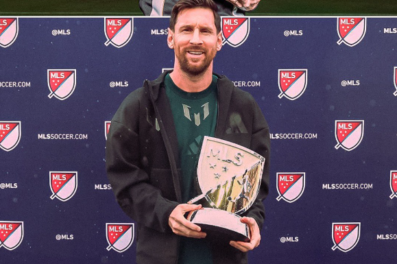 ميسي يتوج بجائزة "لاندون دونافان"