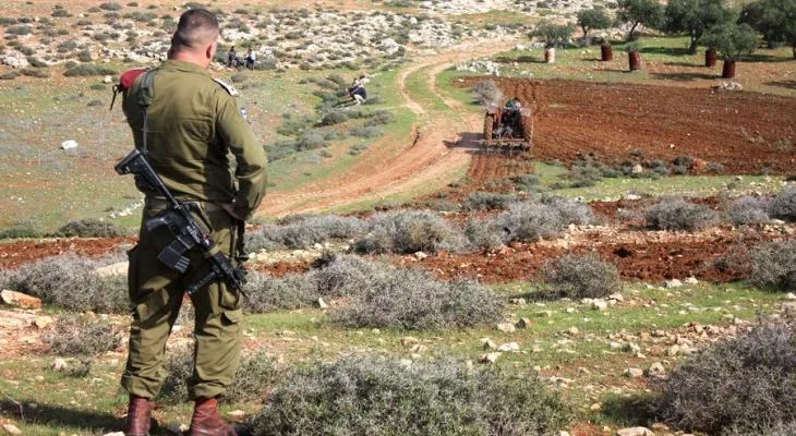 قوات العدو الإسرائيلي تعتدي على المزارعين الفلسطينيين في طولكرم ونابلس