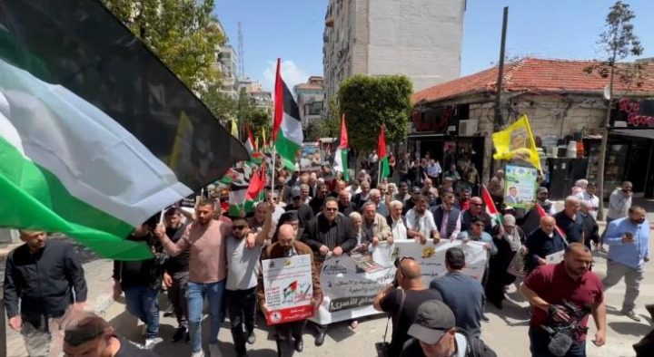 مدن الضفة الغربية تشهد مسيرات ووقفات تضامنية إحياءً ليوم الأسير الفلسطيني