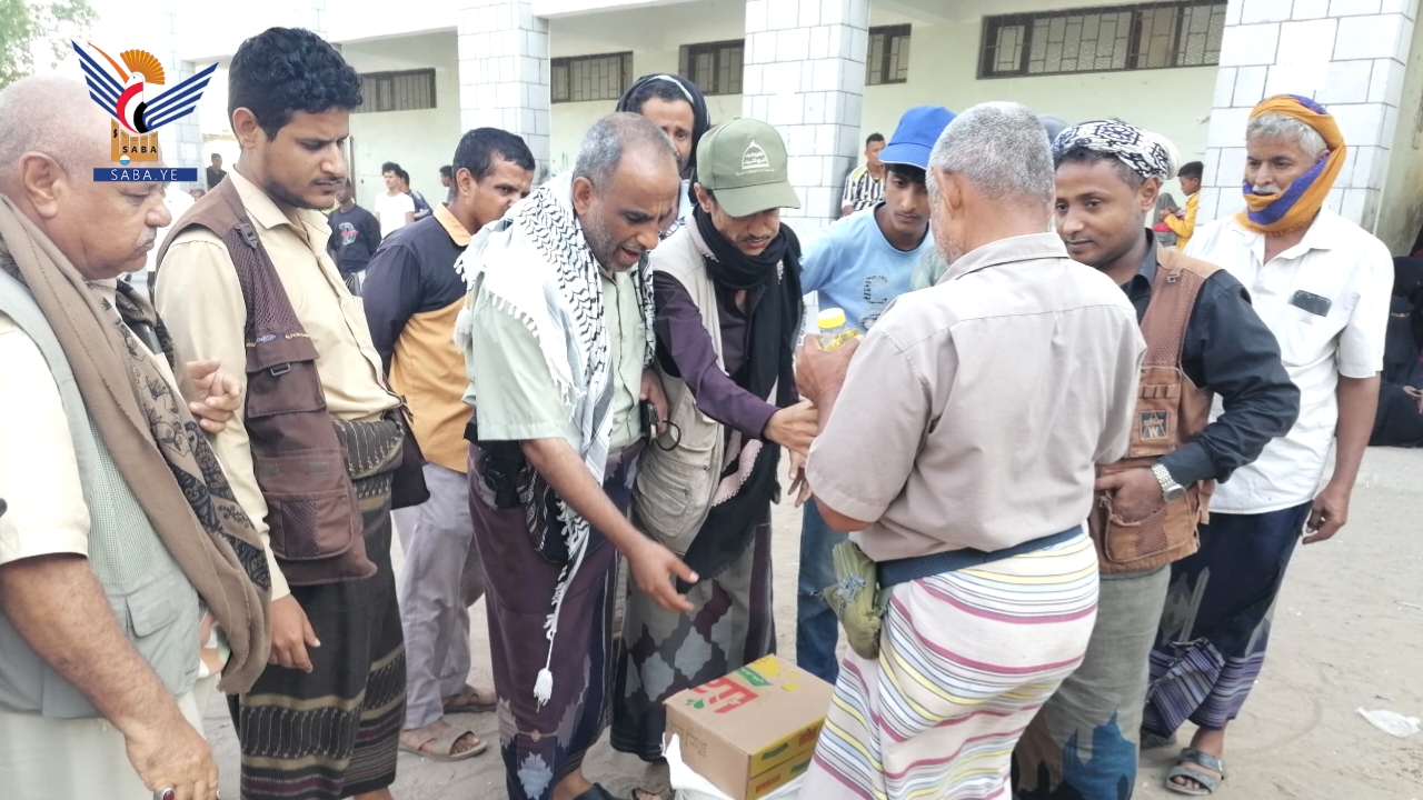 تدشين توزيع 600 سلة غذائية للأسر الفقيرة بمديرية الحالي في الحديدة