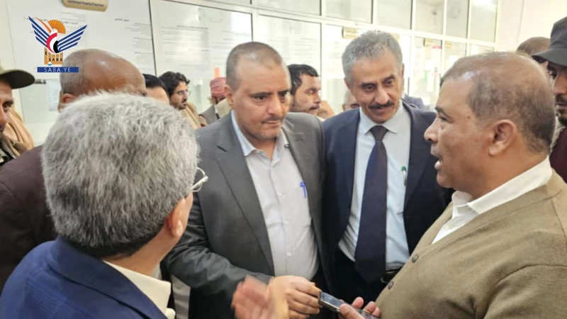 القائم بأعمال وزير الاقتصاد يطلع على سير العمل بإدارة خدمة الجمهور بالوزارة