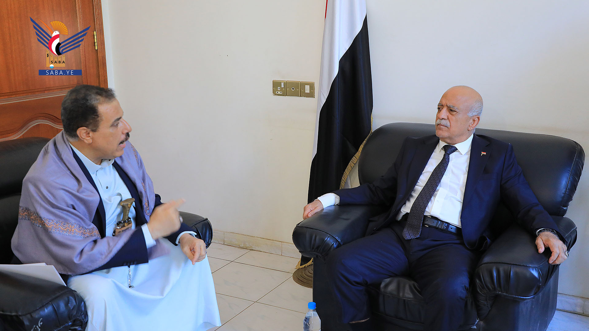 رئيس مجلس الوزراء يناقش مع وزير الخارجية نشاط الوزارة ونتائج تواصلها على المستوى الدولي