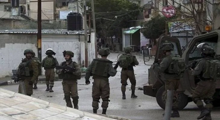 العدو الإسرائيلي يعتقل فلسطينيينِ وسط حملة مداهمات واسعة بالضفة الغربية المحتلة
