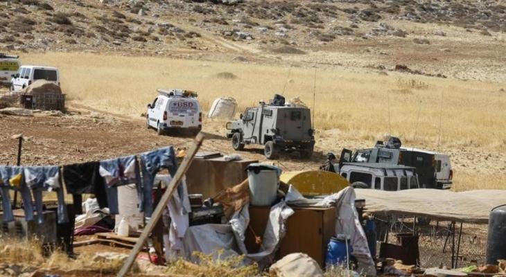 العدو الإسرائيلي يزيل ويستولي على خيام تأوي عائلات هدمت منازلهم بالخليل