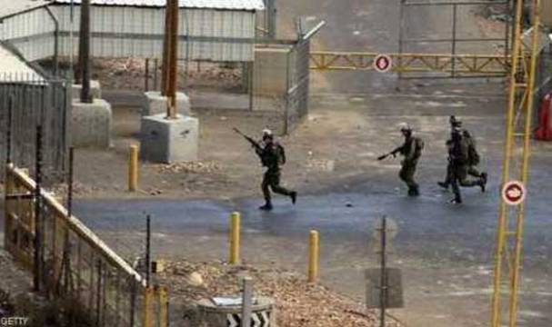 العدو الصهيوني يصيب فلسطينيا ويقمع المواطنين والصحفيين قرب سجن "عوفر"