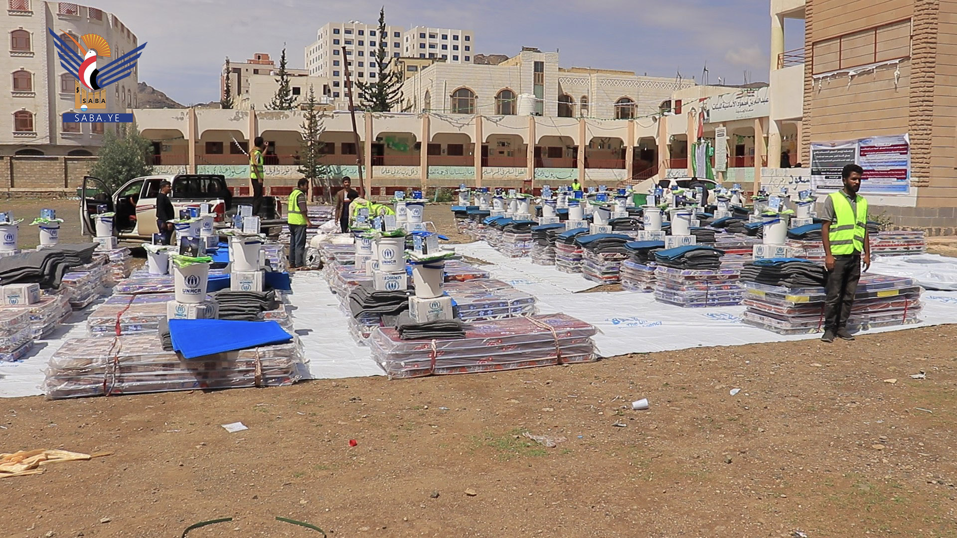 وزير الشؤون الاجتماعية يدشّن توزيع مواد إيوائية لـ 731 أسرة نازحة في سنحان