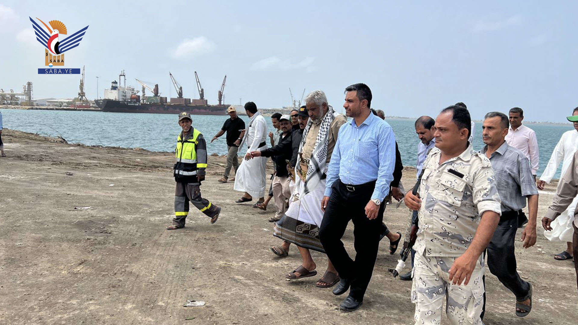 وزير النقل والأشغال يتفقد ميناء الحديدة ويجتمع بقيادة مؤسسة موانئ البحر الأحمر