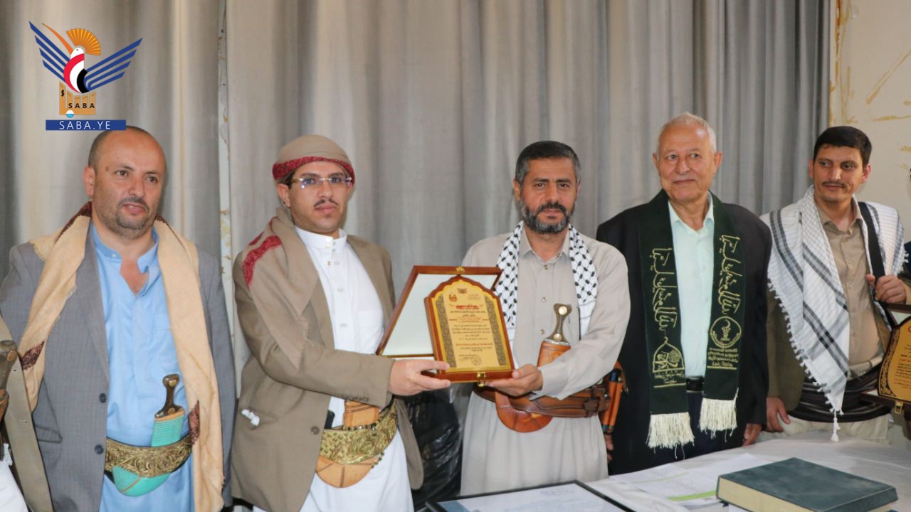 السلطة المحلية بذمار تكرم مدير مكتب الضرائب ووكيل نيابة الأموال العامة السابقين
