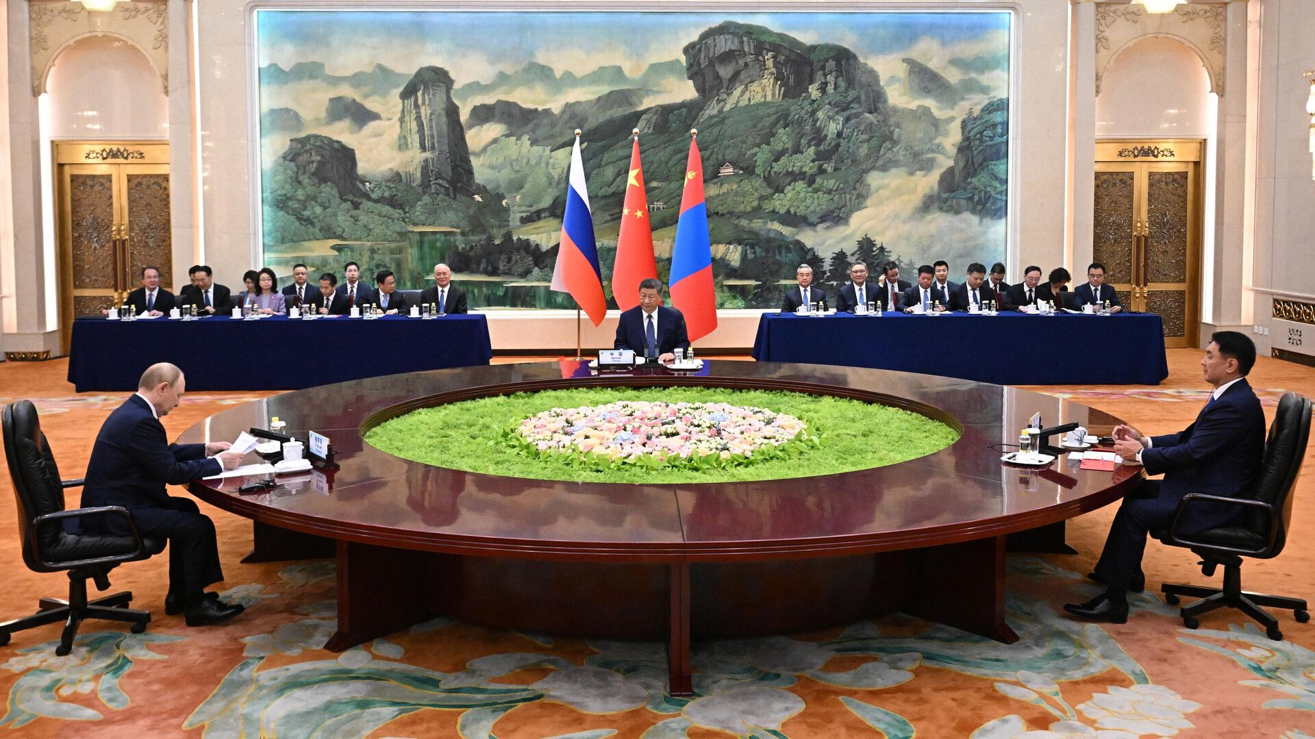 "بوتين يبدأ محادثاته مع قادة الصين ومنغوليا في بكين