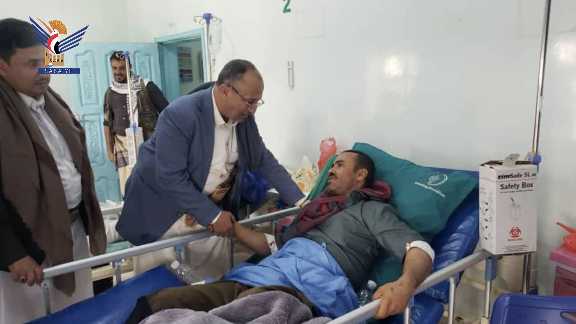 الدكتور البراشي يطمئن على الحالة الصحية للمصابين من رجال شرطة مرور الطرق