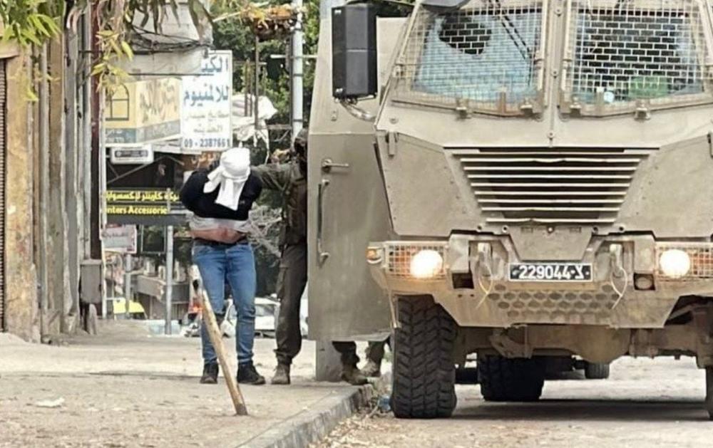 العدو الصهيوني يجدد الاعتقال الإداري بحق أسير مقدسي ويبعد مرابطة عن الأقصى