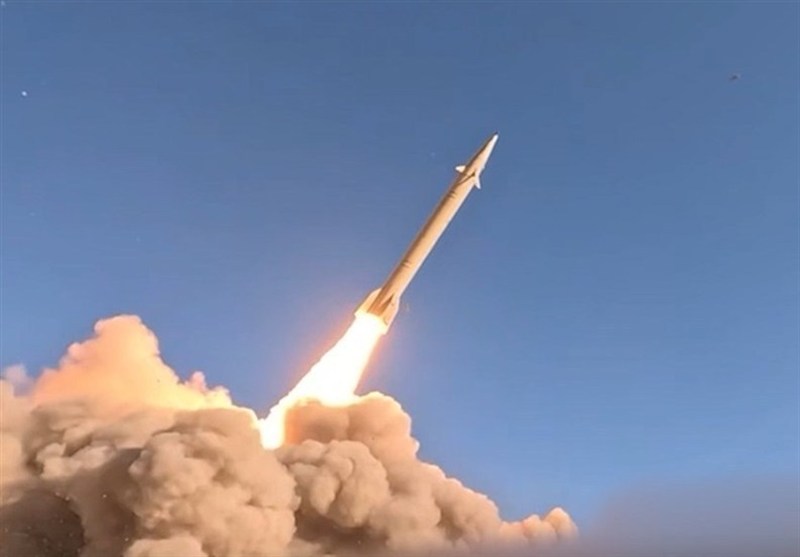 الحرس الثوري الإيراني ينفذ الموجة 74 من "الوعد الصادق 4"