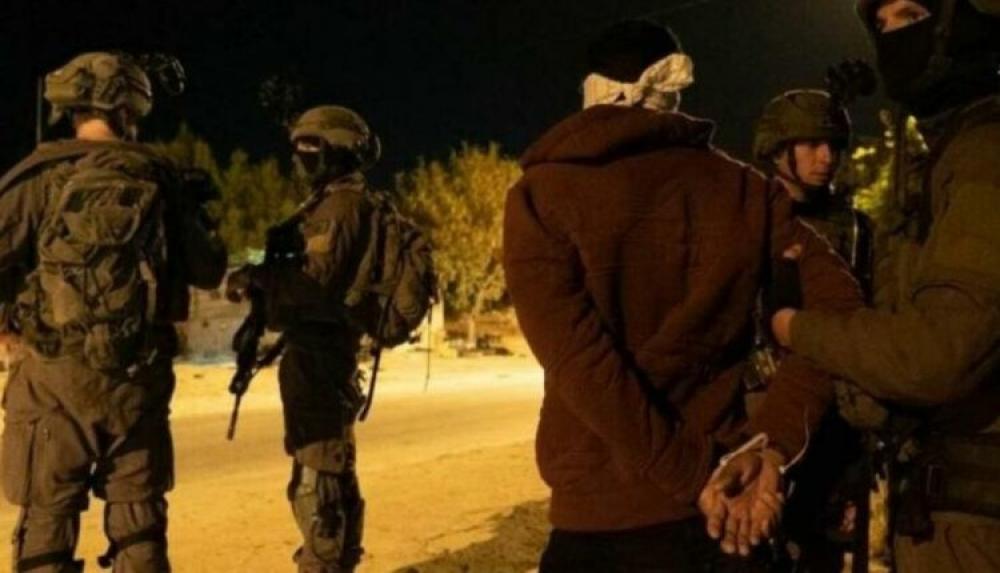 قوات العدو الصهيوني تعتقل 43 فلسطينيا من عدة مناطق في الضفة الغربية