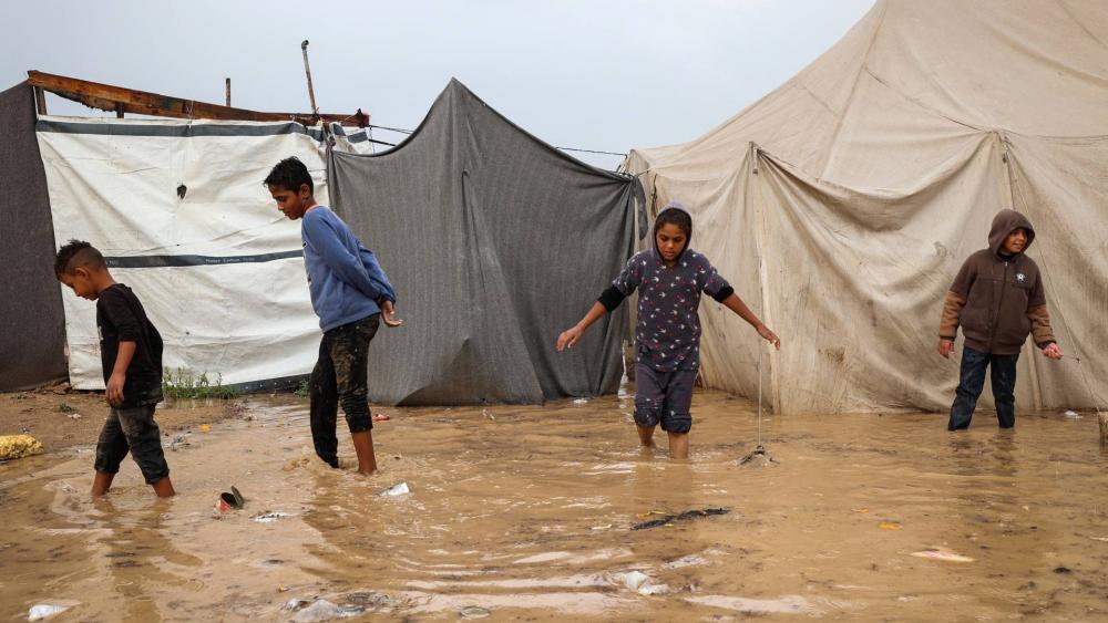 بلدية خانيونس: اكتظاظ النازحين دفع البعض لنصب خيامهم في مناطق مصنفة خطرة 