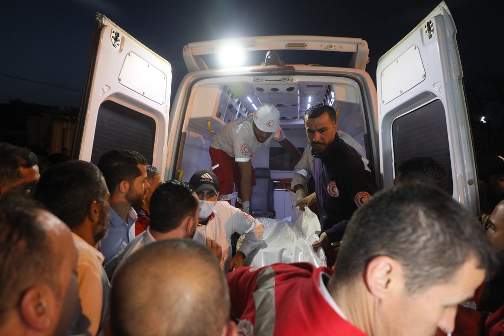 مصادر طبية: جثامين مسعفي "الهلال الأحمر" كانت مقيدة ودفنت في حفرة عميقة