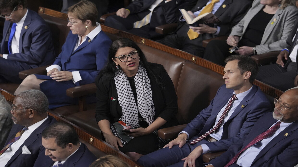 النائبة رشيدة طليب ترفع لافتة مكتوب عليها "مجرم حرب" بوجه نتنياهو أثناء كلمته أمام الكونغرس