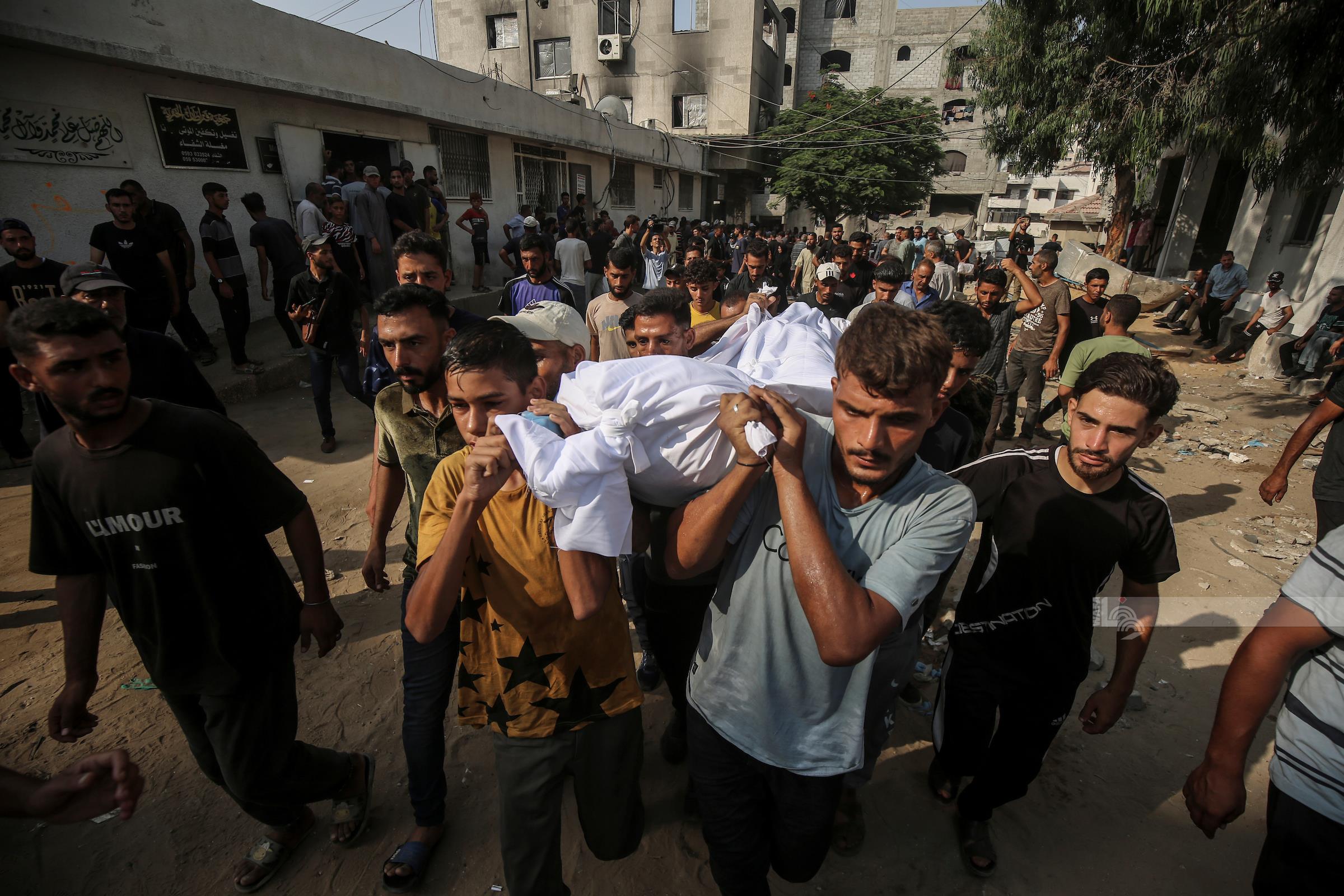 استشهاد فلسطينيين اثنين جراء قصف العدو الصهيوني بيت عزاء في مخيم النصيرات وسط غزة