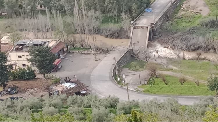 طيران العدو الإسرائيلي يدمٍر بغارة عنيفة جسر قعقعية جنوب لبنان