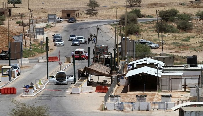 العدو الصهيوني يُضيق الخناق على الفلسطينيين على حاجز "الحمرا" بالأغوار