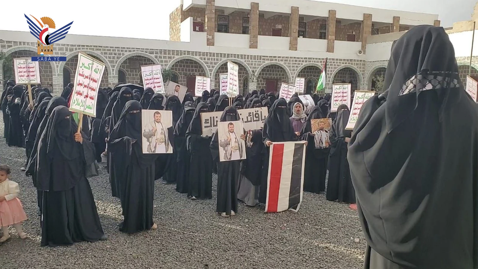 المحويت .. وقفة للهيئة النسائية بمديرية شبام كوكبان تنديدًا باستمرار الحصار