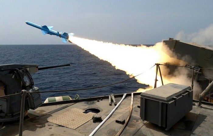 البحرية الإيرانية تدمر أهدافا بصواريخ "نصير" و"قدير" و"قادر" خلال مناورات "الاقتدار المستدام"