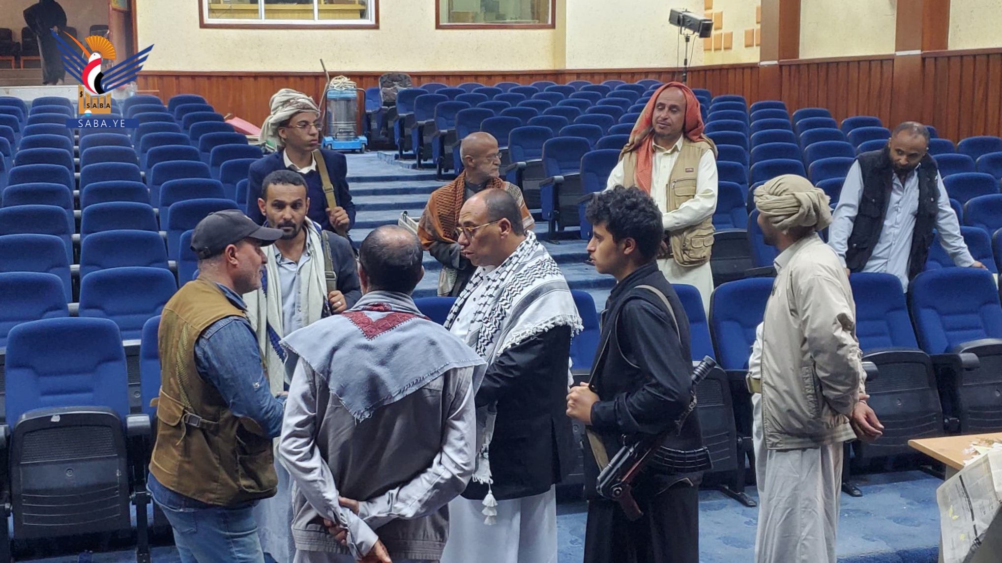 نائب وزير الإعلام يطلّع على أعمال الترميم والتجهيزات بقاعة الشهيد صلاح العزي