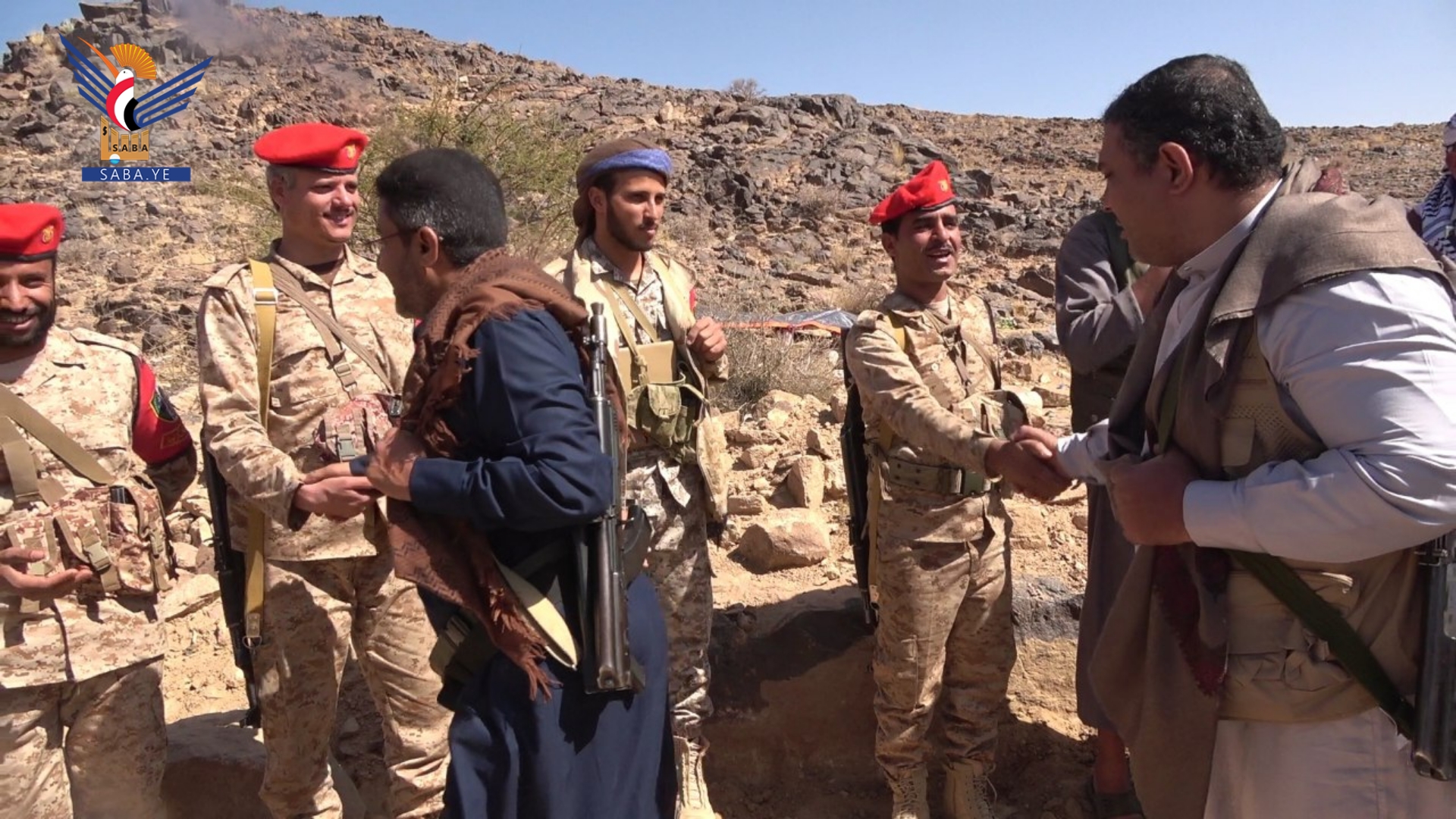قيادات في كتائب الدعم والإسناد ومؤسسة المياه بالأمانة تزور المرابطين بجبهة حريب