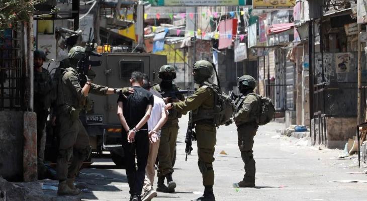 العدو الإسرائيلي يعتقل شابين فلسطينيين من رام الله والخليل