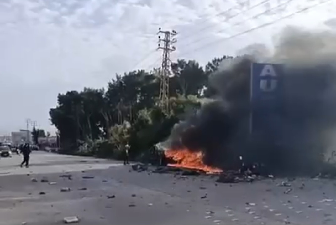 العدو الاسرائيلي يشن غارة على سيارة في مدينة صور جنوبي لبنان