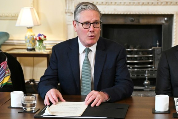 دعوات لاستقالة ستارمر بعد تقارير بشأن تعيين ماندلسون سفيرا رغم علاقاته بإبستين