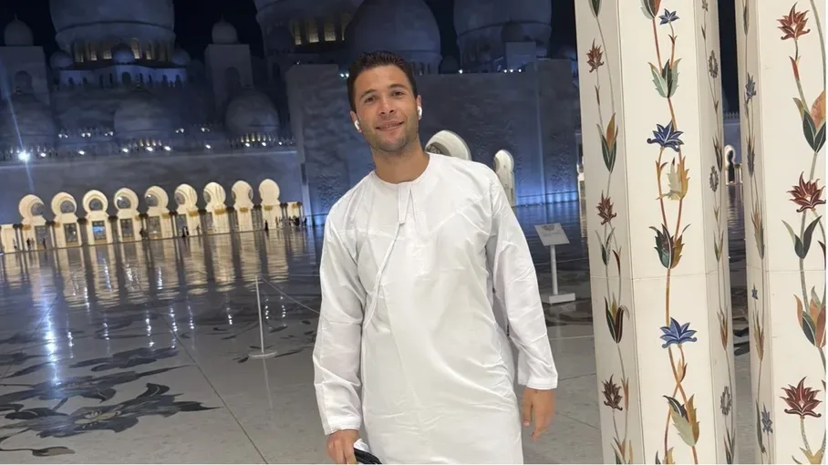 إسرائيلي يشيد بالإمارات من داخل مسجد الشيخ زايد
