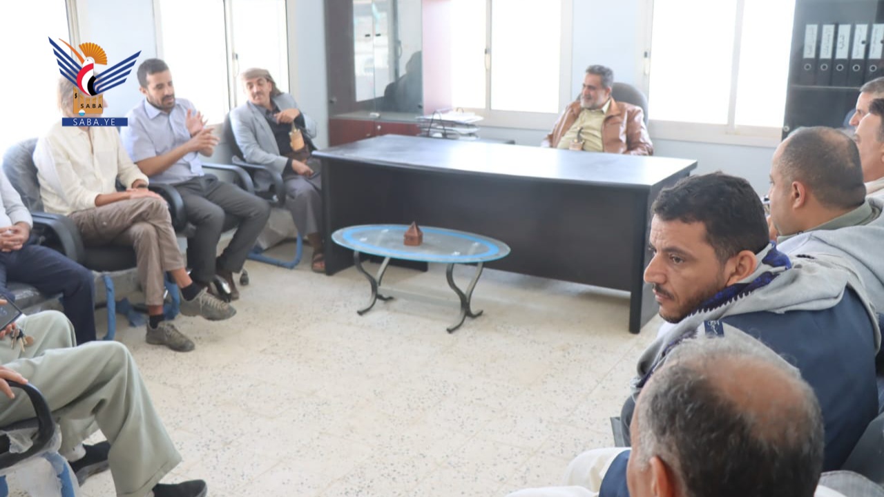 مناقشة دعم الصليب الأحمر لمشاريع تنموية وإنسانية في البيضاء