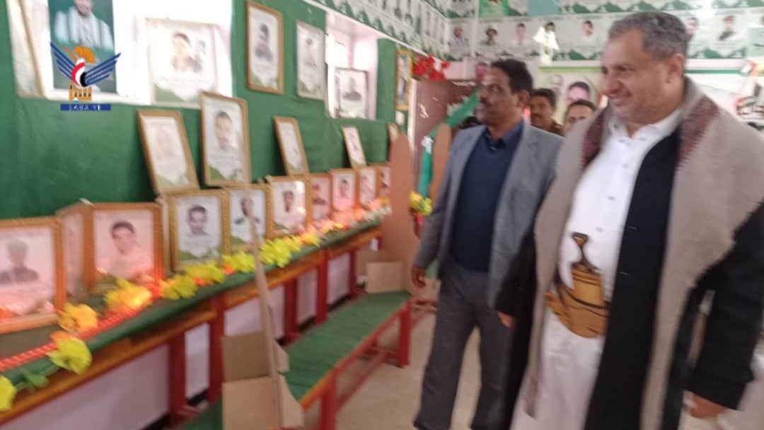  وكيل وزارة التربية يفتتح معارض ويكرّم أسر شهداء في مدارس بمديرية ذمار