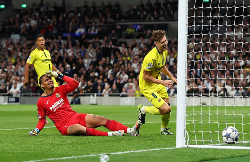 حارس فياريال الإسباني يسجل في مرماه ويهدي توتنهام الفوز في دوري الأبطال
