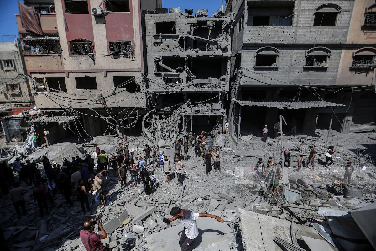 جيش العدو الإسرائيلي يواصل قصف وتدمير العمارات السكنية والمنازل بمدينة غزة