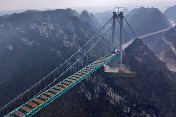 الصين تفتتح أعلى جسر في العالم   