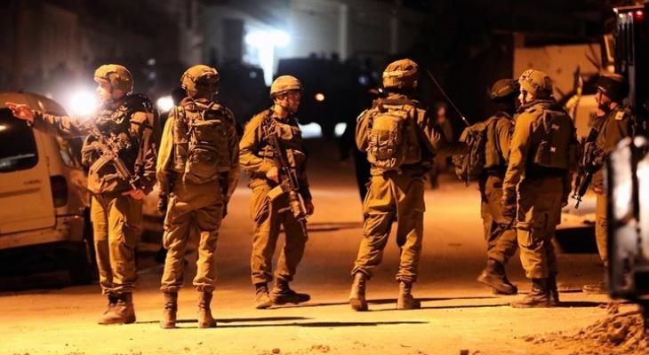 العدو الإسرائيلي يعتقل 12 فلسطينيا خلال مداهمات بالضفة والقدس