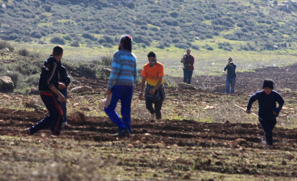 مزارعون فلسطينيون يتصدون لمستوطنين صهاينة وسط الضفة الغربية