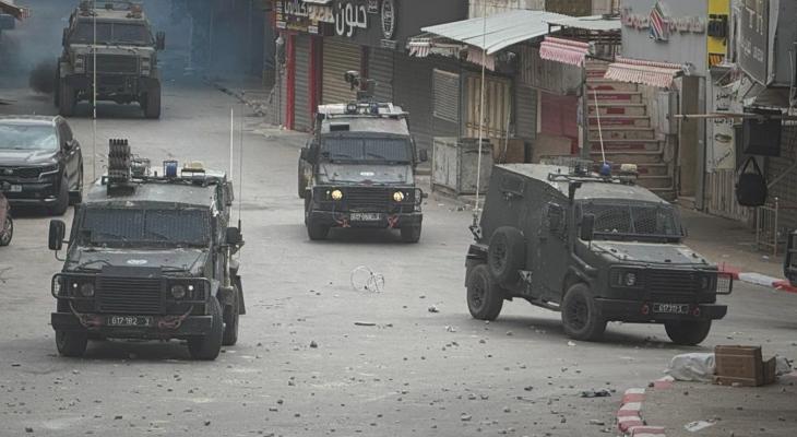 العدو الصهيوني يحاصر منزلاً في نابلس ويستهدفه بقذائف "الأنيرجا"