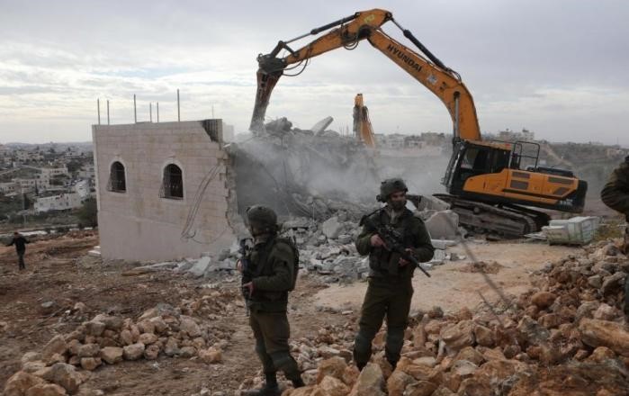 العدو الإسرائيلي يهدم منزلين وأربع غرف زراعية في واد رحال جنوب بيت لحم