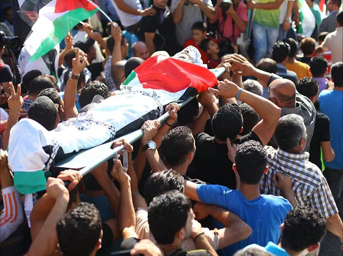 استشهاد فلسطيني وجرح اخرين في استهداف خيمة داخل مستشفى الأقصى في دير البلح