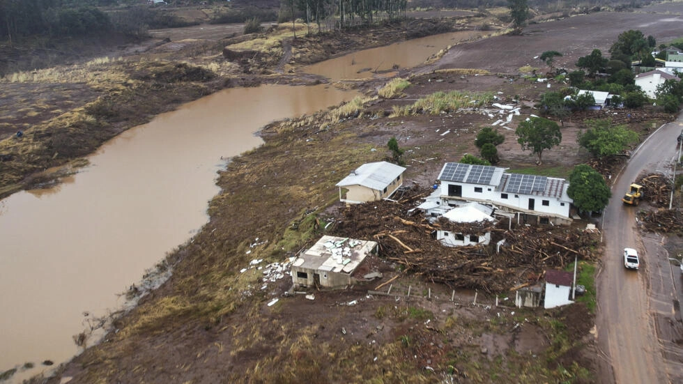 الفيضانات تودي بحياة 126 شخصا في جنوب البرازيل وتدفع مئات الآلاف للنزوح