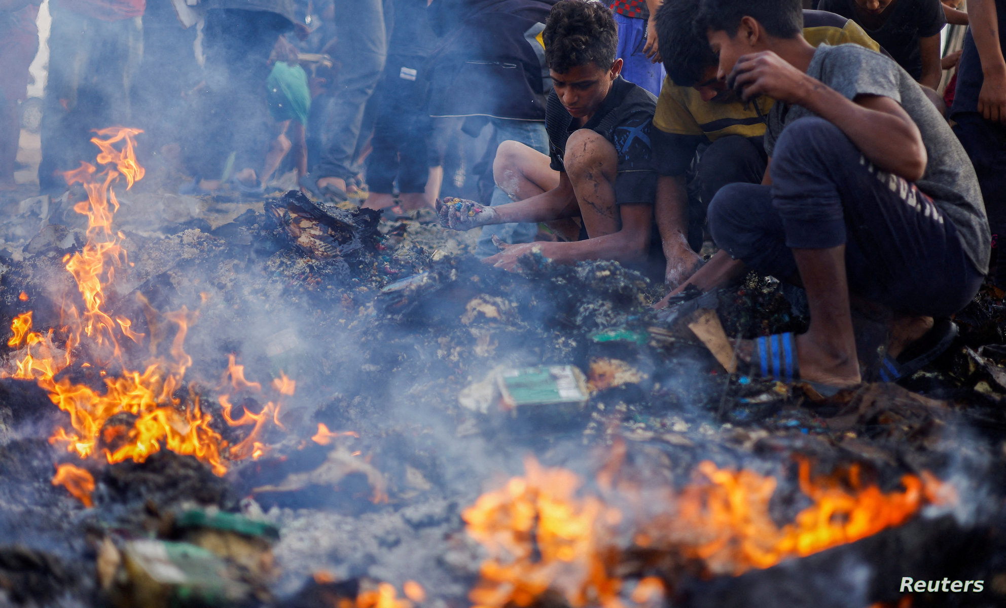 طائرة مسيّرة للعدو الصهيوني تحرق خيام النازحين الفلسطينيين في جباليا