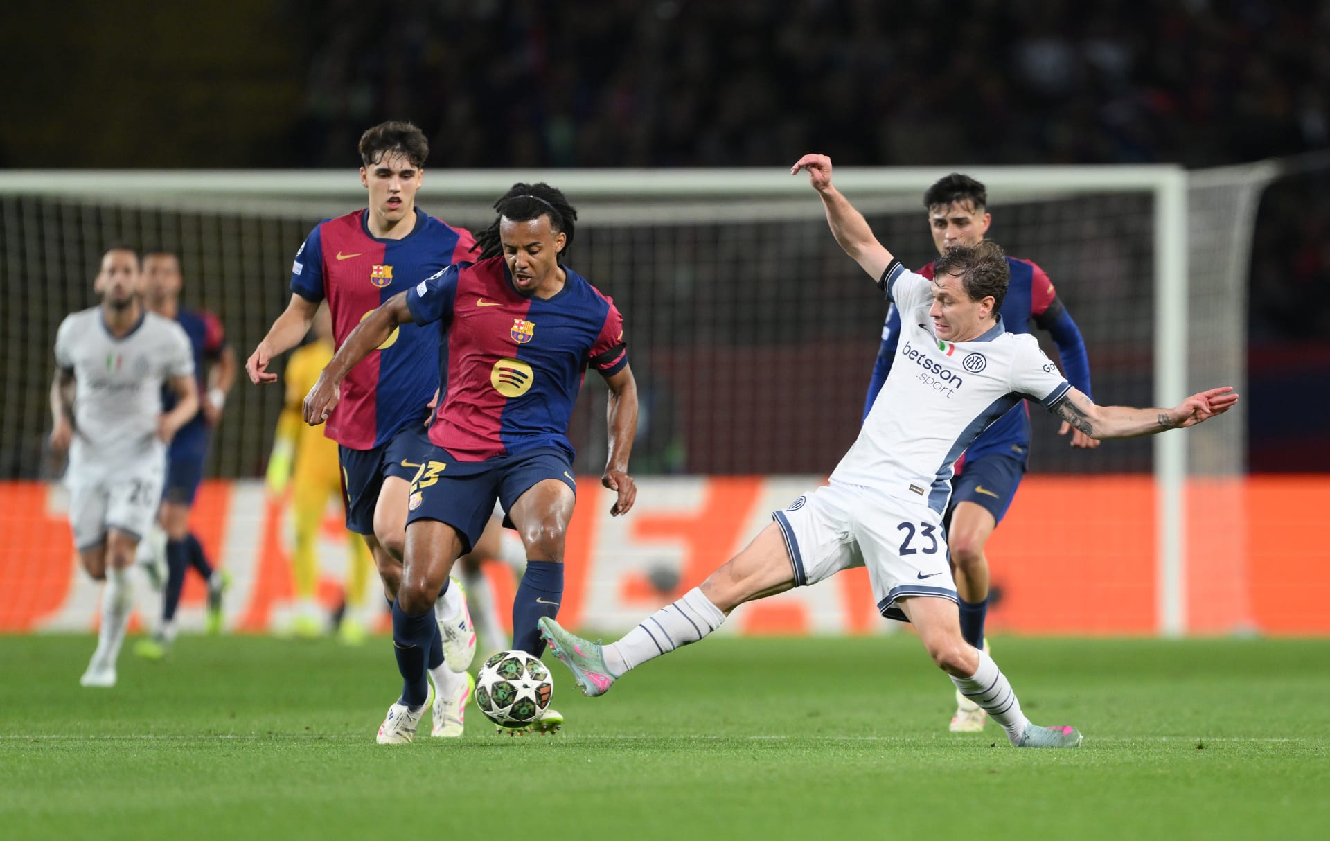 برشلونة وريال مدريد يواجهان أوساسونا وديبورتيفو ألافيس في الجولة الـ 16 للدوري الإسباني