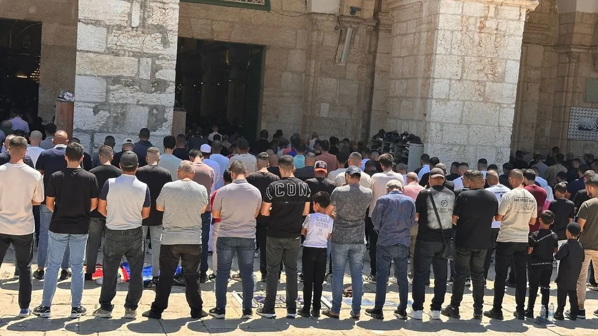 عشرات آلاف الفلسطينيين يؤدون صلاة الجمعة في المسجد الأقصى المبارك