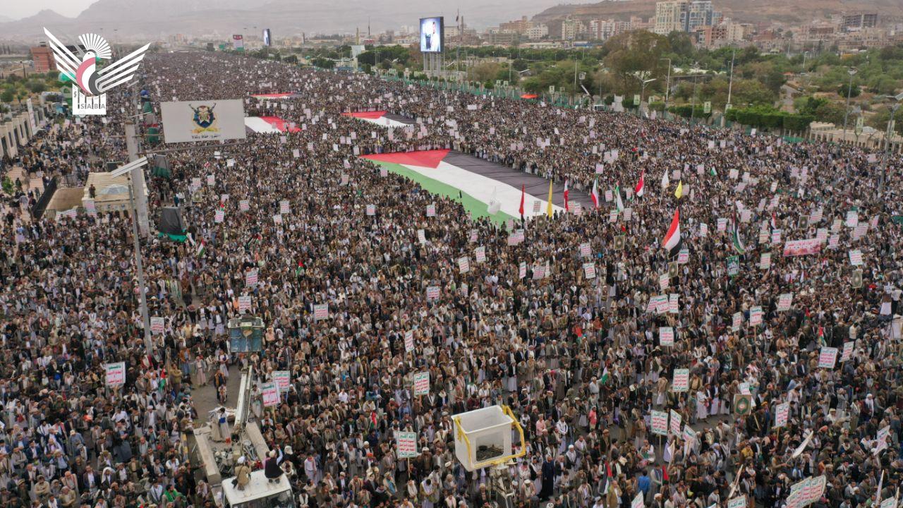 مسيرة مليونية بالعاصمة صنعاء تحت شعار " ثبات مع غزة وجهوزية واستنفار في مواجهة العدوان"