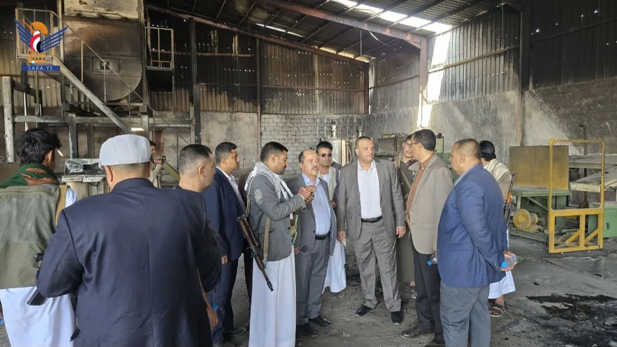 البشيري يطلع على أضرار استهداف العدو السعودي مصنع الإسفنج بشملان