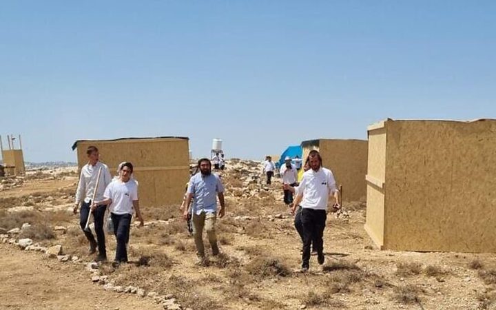 مستوطنون صهاينة يشُيدون بؤرة استيطانية جديدة في مسافر يطا