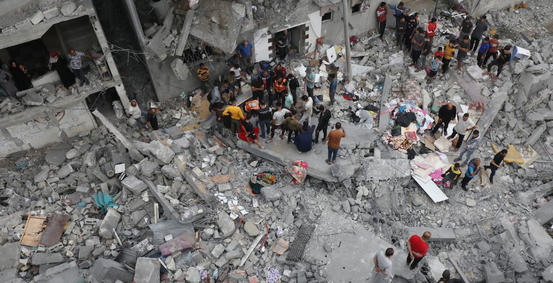 اليوم الـ319 للعدوان: شهداء وجرحى في قصف العدو الصهيوني لعدة مناطق في قطاع غزة