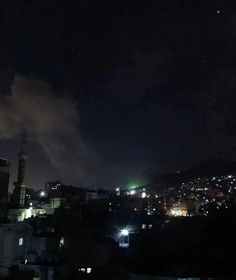 طائرات العدو الصهيوني تشن عدواناً على دمشق وحمص وحماة بسوريا
